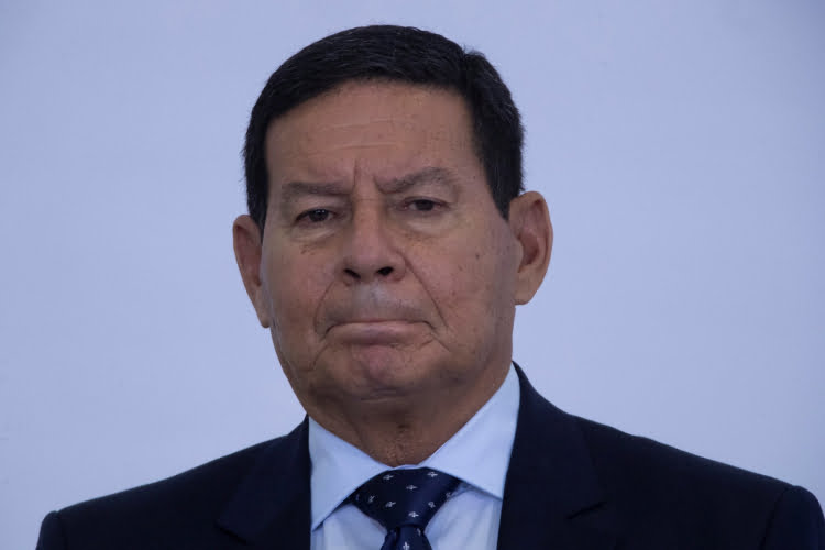 Mourão diz que Brasil vive crise política, econômica e social há anos