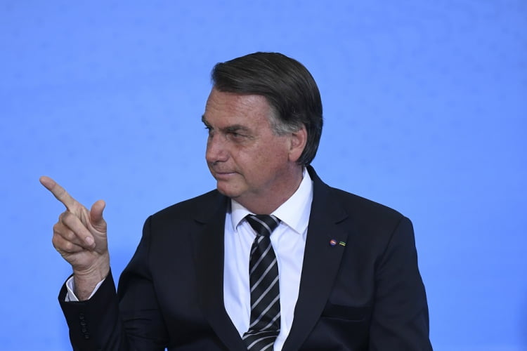Após recomendação de isolamento, Bolsonaro muda agenda presidencial e cancela viagem