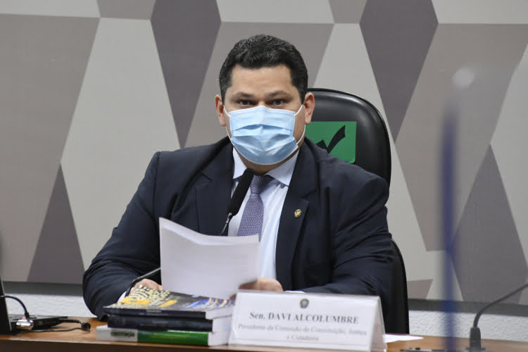 Senadores voltam a pressionar Alcolumbre por sabatina de André Mendonça