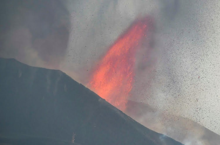 Aeroporto de La Palma é fechado devido às cinzas provocadas pelo vulcão; cume sofre ruptura
