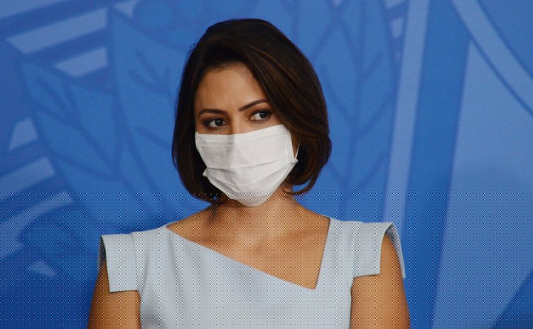 Michelle Bolsonaro recebeu vacina nos Estados Unidos por oferta de médico americano, diz Secom