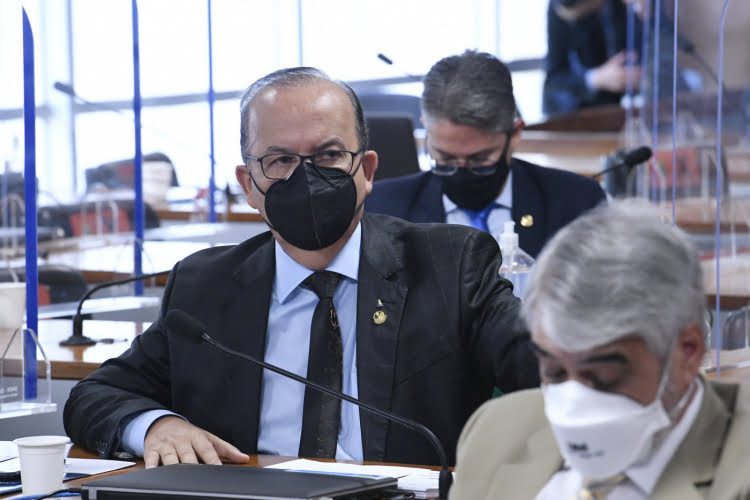 Senador diz que não vai pedir desculpas a Renan por bate boca na CPI: ‘Não faço questão’