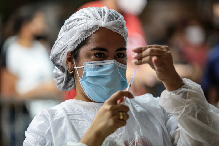 Ministério da Saúde aprova aplicação de dose de reforço em profissionais da saúde