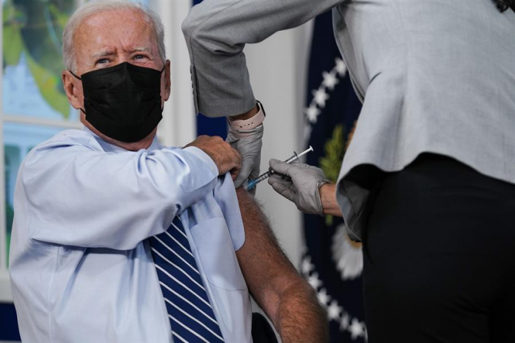  Joe Biden recebe terceira dose da vacina contra a Covid-19