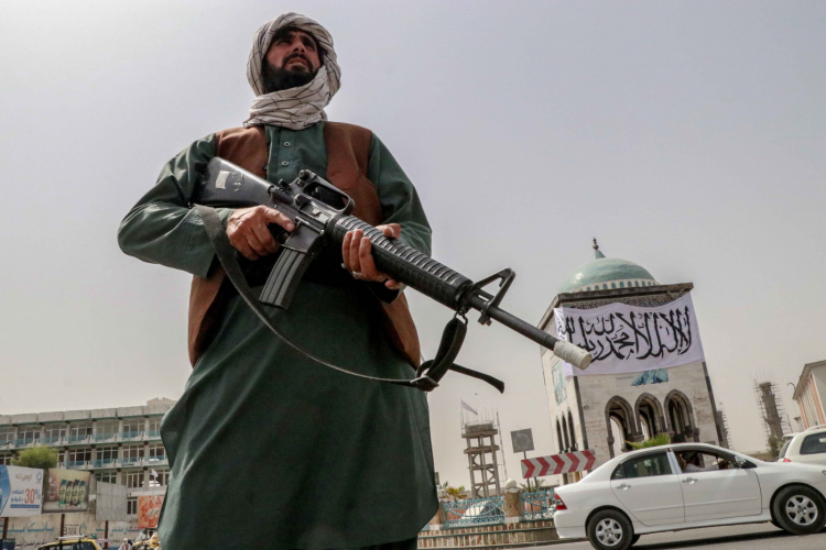  Talibã pendura corpos de sequestradores em guindastes no Afeganistão