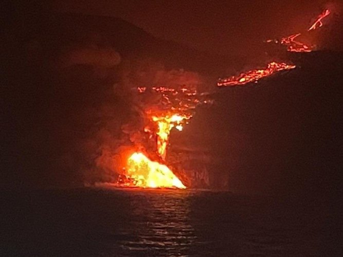  Vídeos mostram impacto de lava atingindo oceano na ilha de La Palma