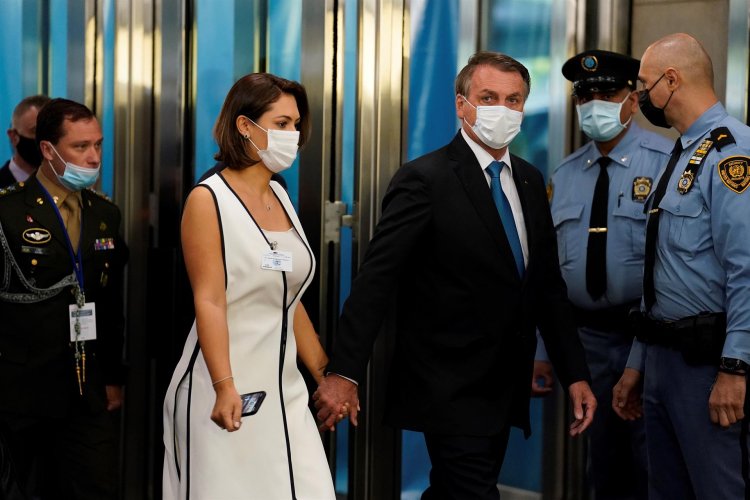  Após Jair Bolsonaro testar negativo para a Covid-19, Michelle informa que não pegou o vírus