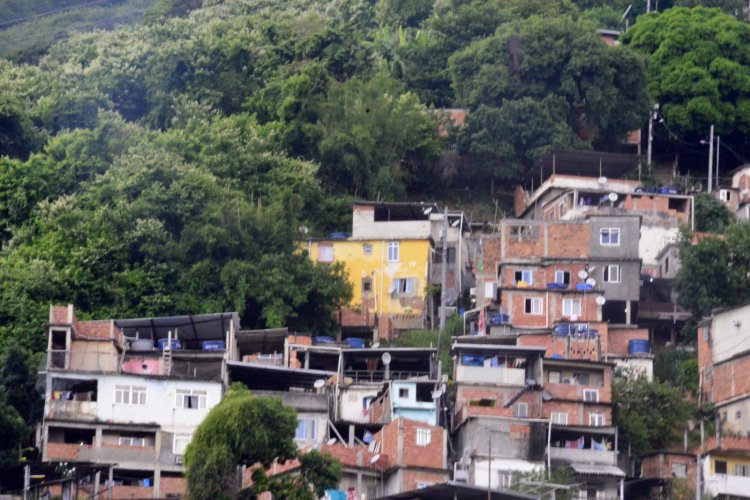  Jovem e padrasto morrem em tiroteio no Rio; família diz que disparos partiram da PM