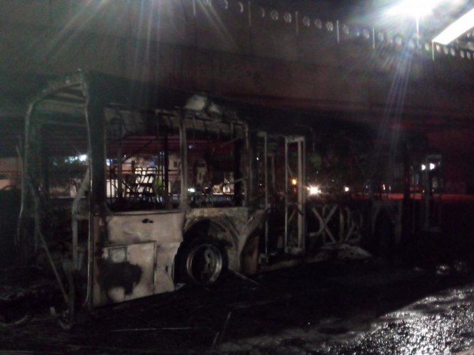  Ônibus é incendiado na região de Campo Belo, zona sul de São Paulo
