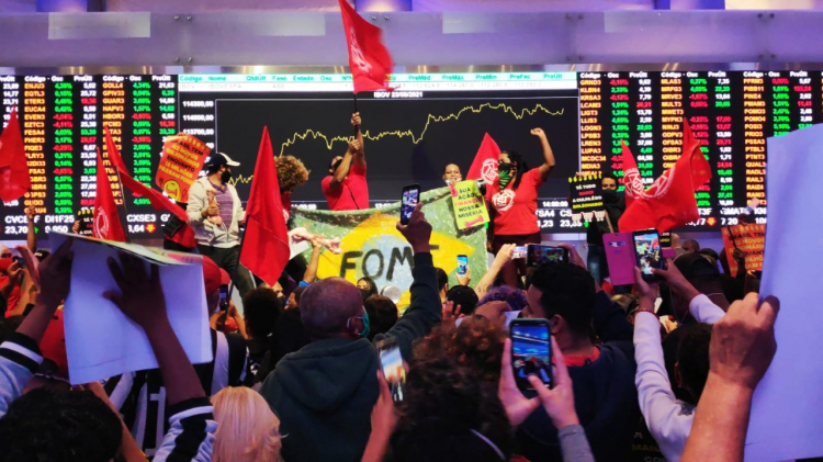  Integrantes do MTST ocupam a Bolsa de Valores de SP e protestam contra fome e Bolsonaro