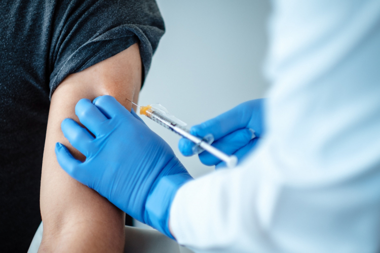  Diretor da Pfizer diz que vacinação permitirá volta à ‘vida normal’ em um ano