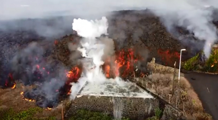  Lava do vulcão Cumbre Vieja engole casas e piscinas nas Ilhas Canárias; veja vídeo