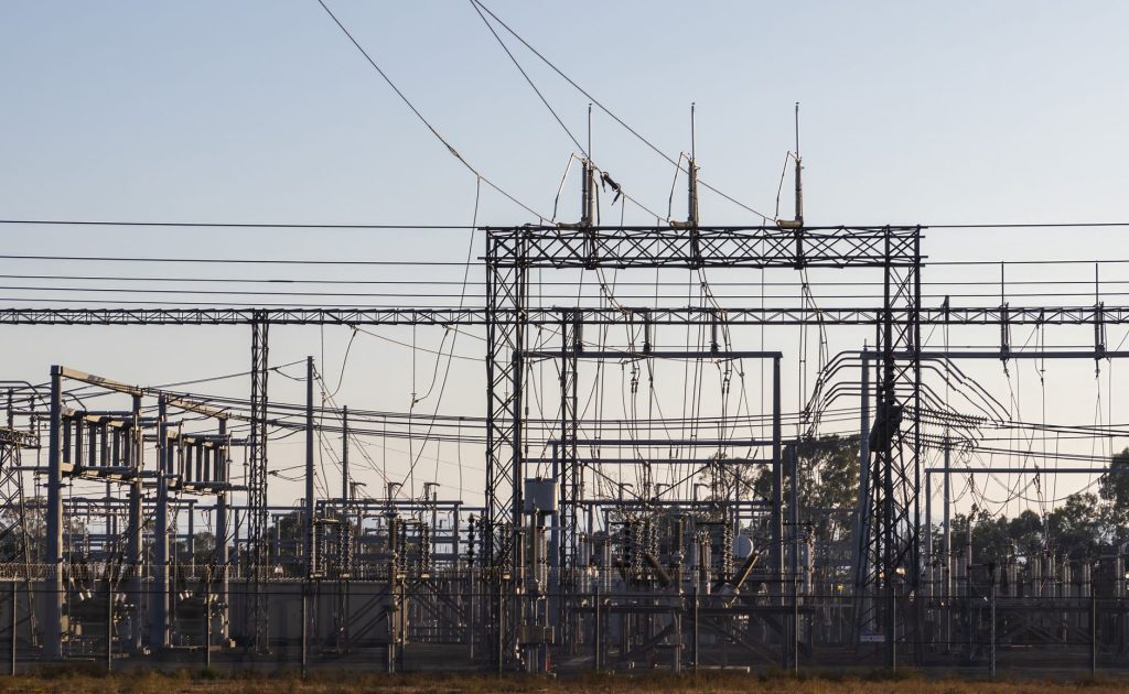 ANEEL determina plano especial para garantir energia durante as eleições de 2026 Subestação elétrica de alta tensão com estruturas metálicas e linhas de transmissão ao amanhecer
