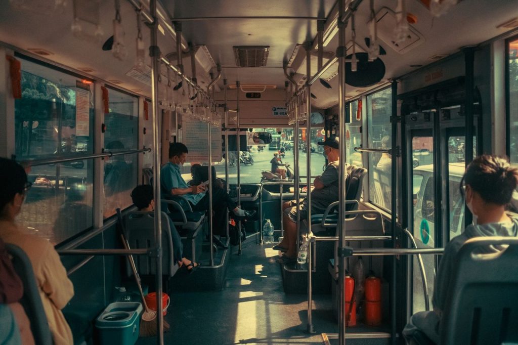 Acesso ao voto entra no centro de pedido da DPU ao Supremo Passageiros sentados e em pé no interior de um ônibus urbano durante o dia.